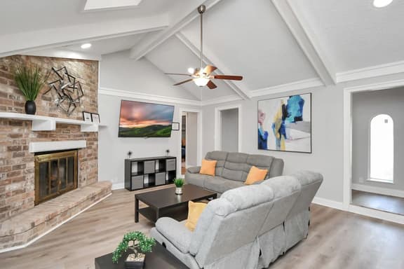 Houston 6BR Near IAH w/ Pool & BBQ