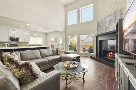 Luxury 6BR Getaway – 15 Mins to IAH Airport